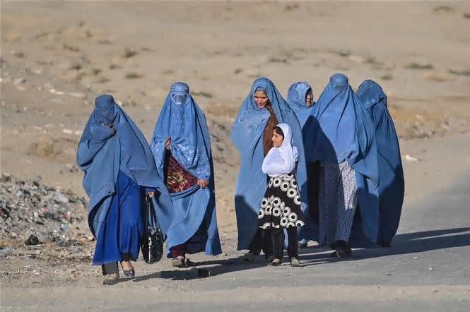 Afghanistan: Thảm họa kinh tế sẽ tệ hơn vì quyền của phụ nữ bị hạn chế