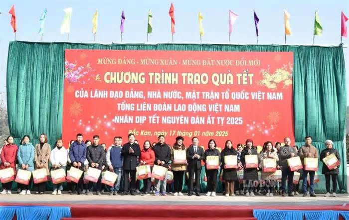 Phó Thủ tướng Hồ Đức Phớc trao quà Tết tại Bắc Kạn