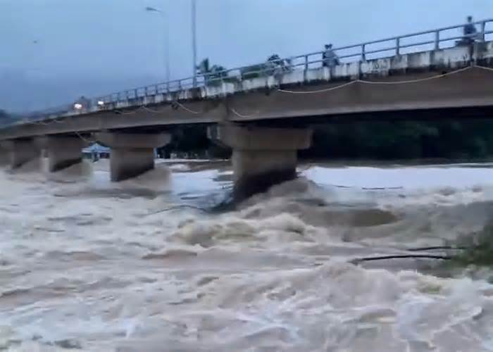 Khánh Hòa phát hai bản tin cảnh báo lũ khẩn cấp, nhiều nơi nguy cơ ngập sâu đến 3m
