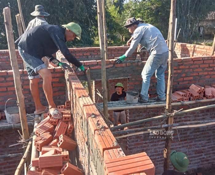 Những người thợ xây tình nguyện tại các thôn bản huyện Hải Hà