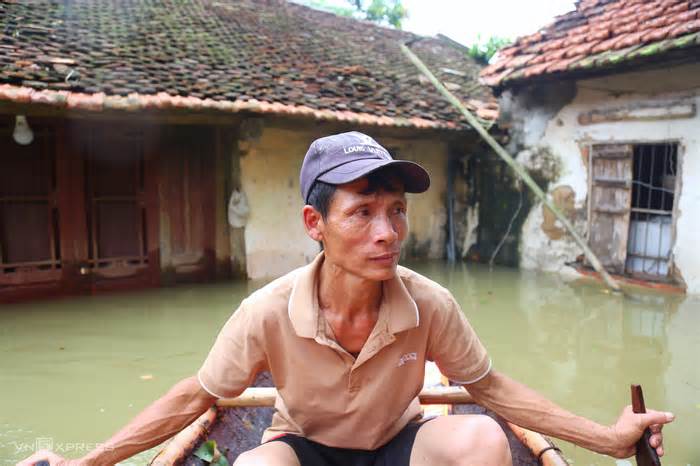 Ba ngày sống giữa biển lũ ở ngoại thành Hà Nội