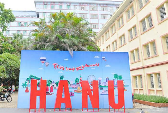 Nhiều sinh viên Đại học Hà Nội phản ứng vì trường 'không giữ lời hứa về học phí'