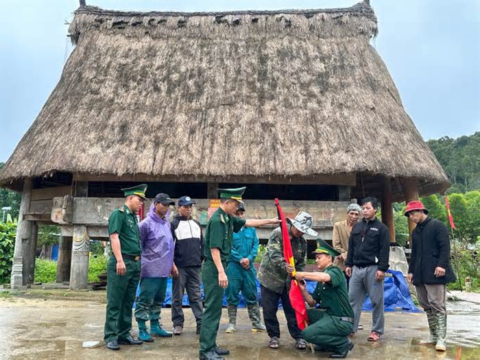 Bộ đội biên phòng Quảng Nam phát cờ Tổ quốc, hướng dẫn người dân biên giới tổ chức Quốc tang