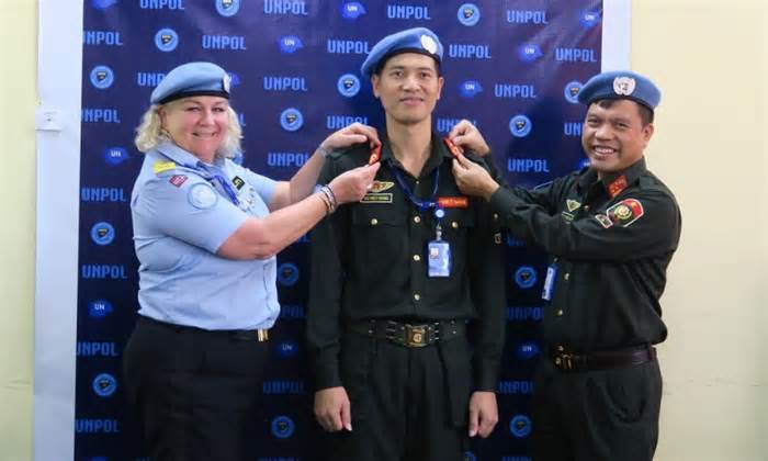 Bản tin 8H: Lễ thăng cấp hàm hiếm có của sĩ quan Công an nhân dân