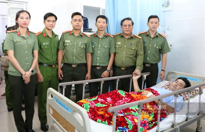 Kiên Giang hỗ trợ gần 200 triệu đồng cho Đại úy mất 2 chân khi bắt cát tặc