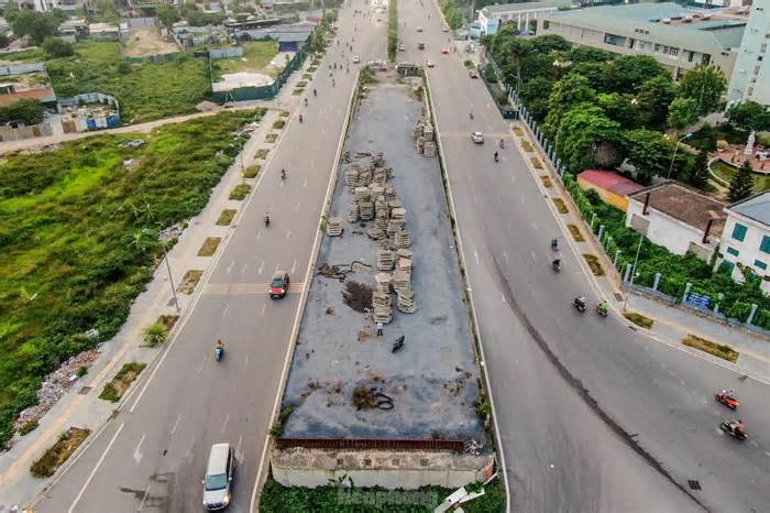 Cầu vượt bị 'bỏ quên' trên đại lộ nghìn tỷ ở Hà Nội