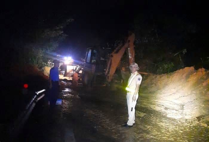 Quảng Nam: Sạt lở ở miền núi, ngập nước vùng thấp trũng gây chia cắt giao thông