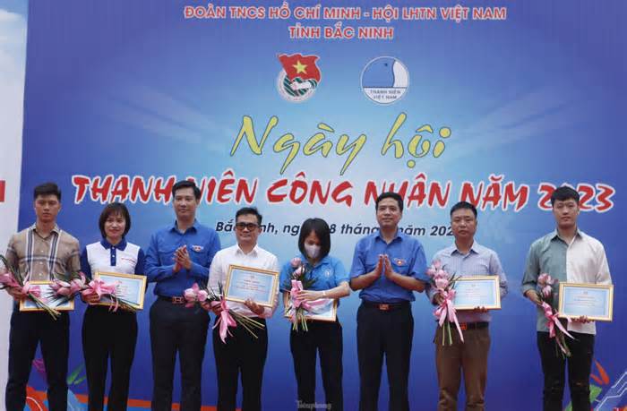 Bắc Ninh khám bệnh, tặng quà thanh niên công nhân khó khăn