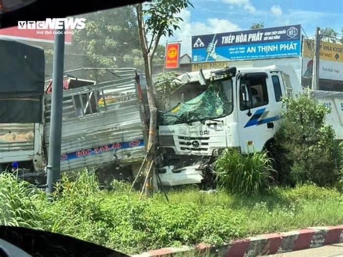 Xe 'điên' tông loạt ô tô, xe máy dừng đèn đỏ ở Bình Dương, 1 người chết