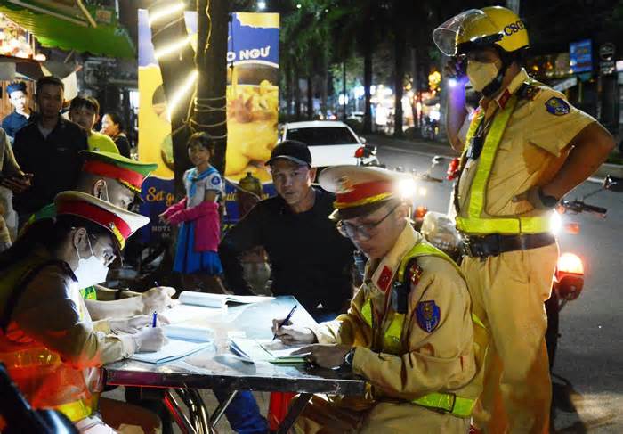Cảnh sát giao thông ở Quảng Ngãi đón lõng người say xỉn trước quán nhậu