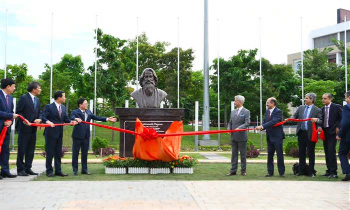 Bộ trưởng Ngoại giao Ấn Độ dự lễ khánh thành tượng đại thi hào Tagore ở Bắc Ninh
