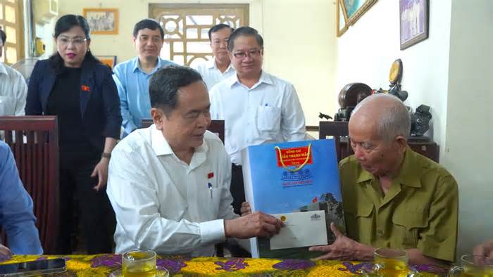 Chủ tịch Quốc hội thăm, tặng quà Mẹ Việt Nam anh hùng tại Cần Thơ