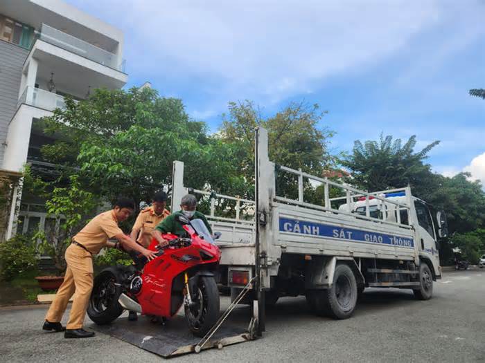 Ngọc Trinh bị Cảnh sát giao thông TP.HCM phạt vì chạy mô tô biển số 'đút gầm'