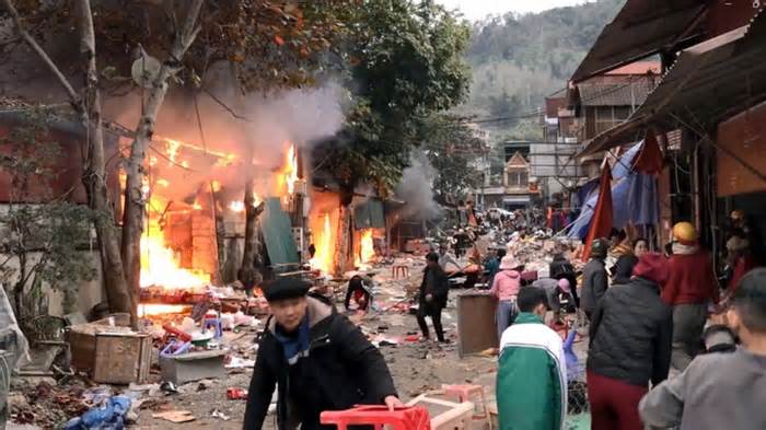 Cháy chợ trung tâm huyện ở Hà Giang