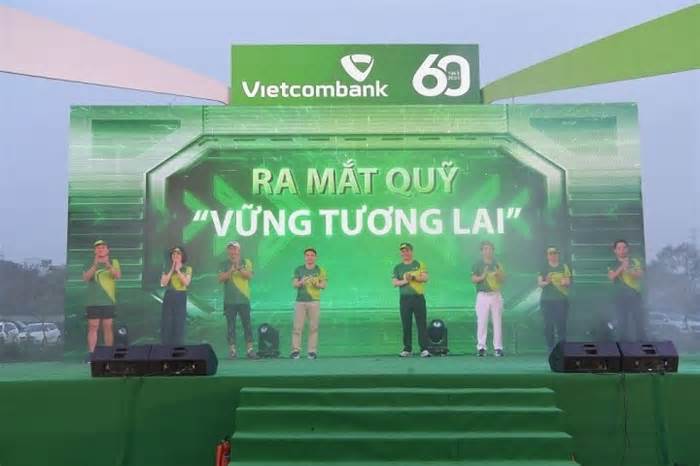 Vietcombank hỗ trợ học bổng cho học sinh khó khăn, phát động giải chạy 60 năm