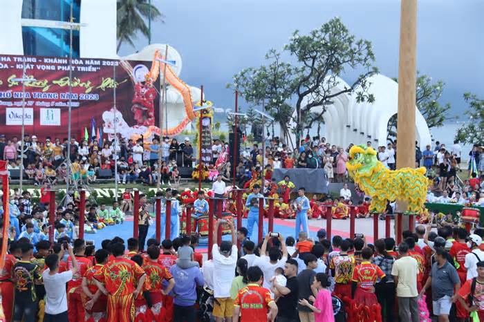 Độc đáo lễ hội Lân - Sư - Rồng đường phố ở Nha Trang