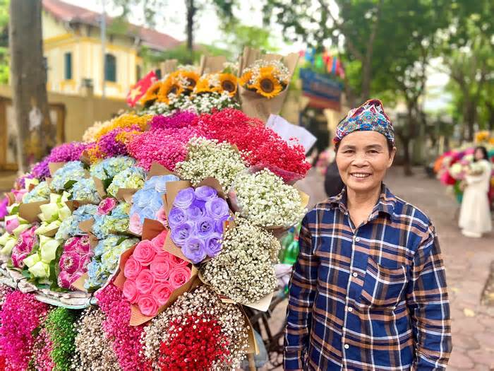 Những bó cúc hoạ mi 'sống sót' sau mưa lũ khoe sắc giữa phố phường Thủ đô