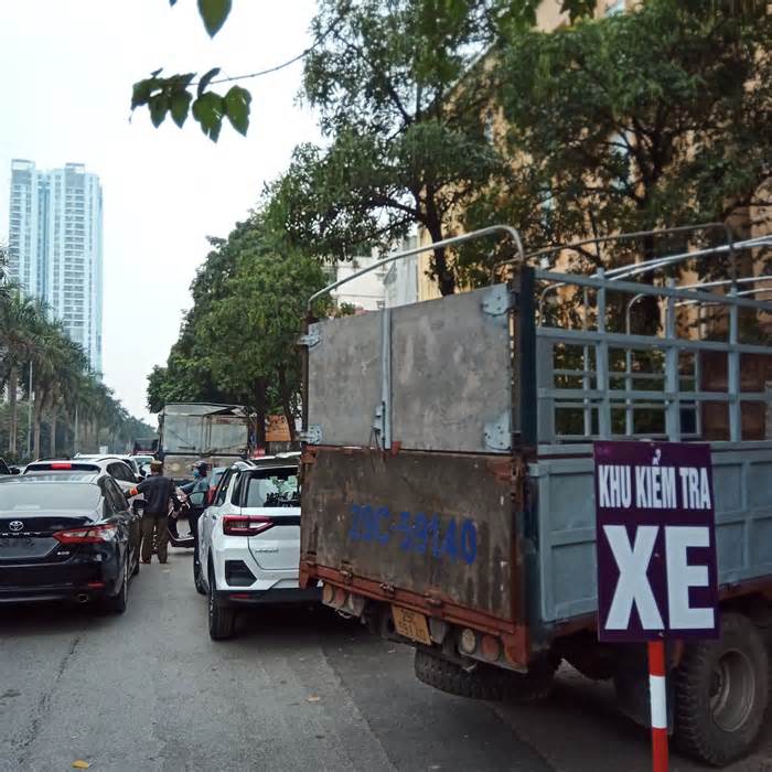 Hà Nội: Người dân chật vật đi đăng ký xe ô tô