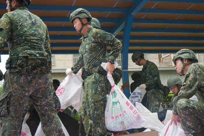 Đài Loan 'đóng cửa', căng mình chống bão Krathon