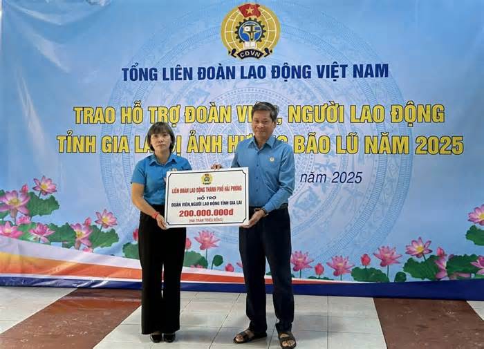 LĐLĐ TP Hải Phòng trao 600 triệu đồng hỗ trợ CNVCLĐ bị thiệt hại do mưa, lũ