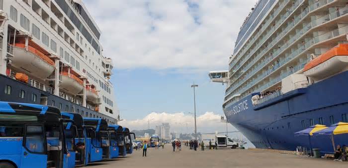 2 tàu biển siêu sang cùng gần 4.000 khách chào năm mới trên vịnh Hạ Long