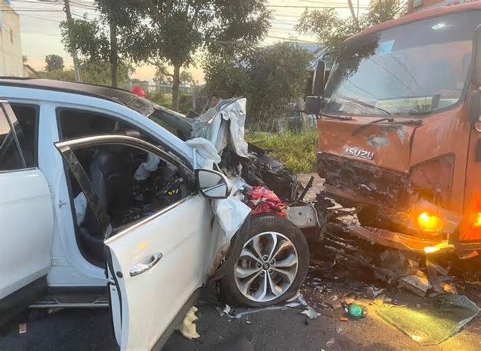 Xe ôtô con đối đầu xe tải khiến 7 người thương vong ở Lâm Đồng