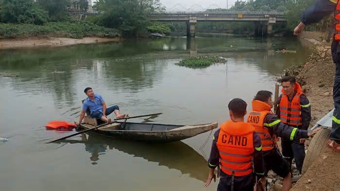 Tìm thấy thi thể nam sinh trường đại học nghi nhảy cầu