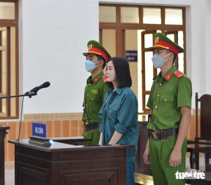 'Tina Dương' lãnh án 11 năm tù cho 2 tội danh
