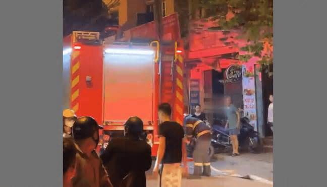Nghi bị chập điện, một nhà dân trên phố Hà Nội bốc cháy