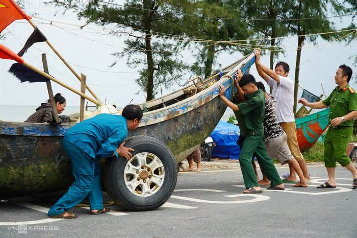 Hối hả kéo thuyền bè lên đường tránh bão Yagi