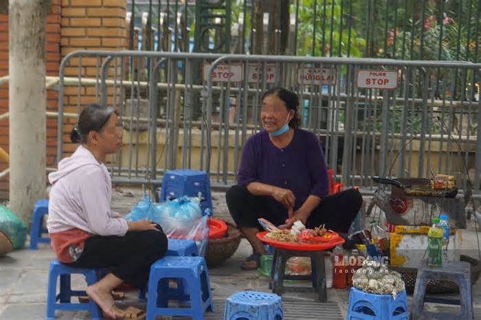 COVID-19 tại Hà Nội tăng từng ngày, người dân vẫn lơ là việc đeo khẩu trang