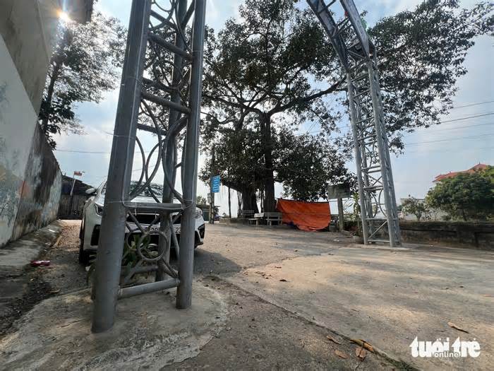 Cổng chào dựng trái phép giữa nút giao ở Hà Nội, người dân khởi kiện chính quyền xã