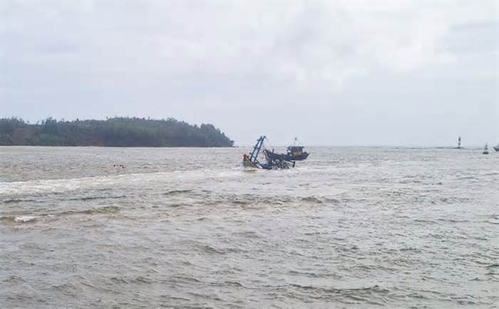 Cứu sống 5 ngư dân khi tàu cá ở Quảng Ngãi bị sóng đánh chìm ở cửa biển