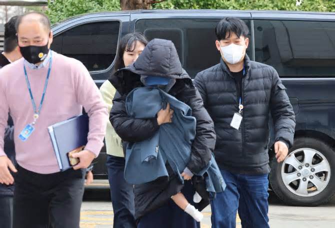 Cô gái nghi tống tiền Lee Sun Kyun lần đầu xuất hiện, bế một đứa bé đến tòa