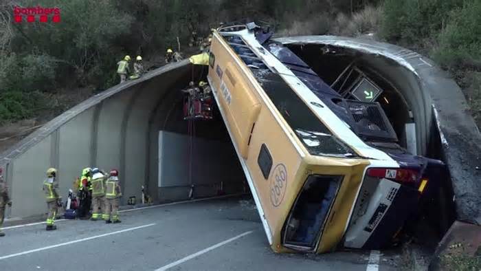 Tai nạn hy hữu ở Barcelona: Xe buýt vắt chéo qua miệng hầm