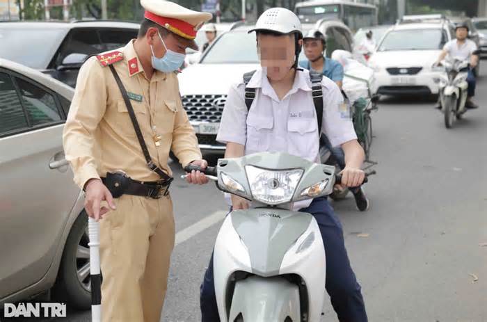 Vội đi thi, nam sinh lớp 11 ở Hà Nội lấy xe máy của bố đến trường