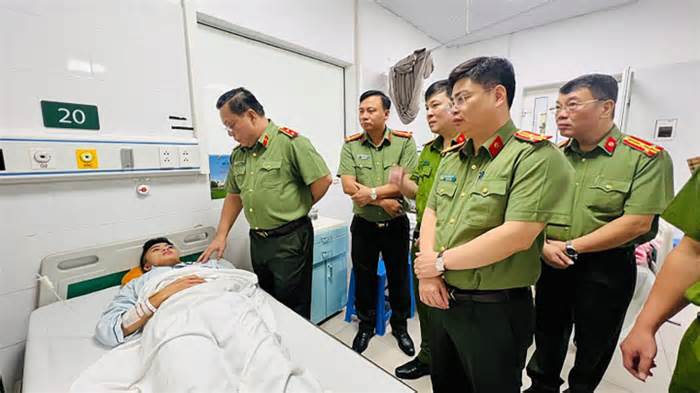 5 chiến sĩ công an bị thương khi cứu nạn vụ cháy chung cư mini ở Khương Hạ