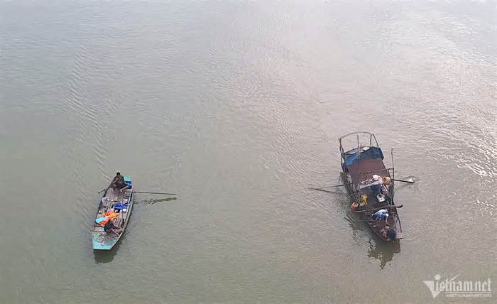 Tìm kiếm 2 nữ sinh nghi nhảy cầu Kinh Dương Vương