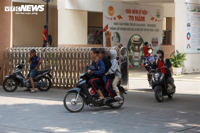 Học sinh Hà Nội ngang nhiên lái xe máy kẹp 3, đầu trần đến trường