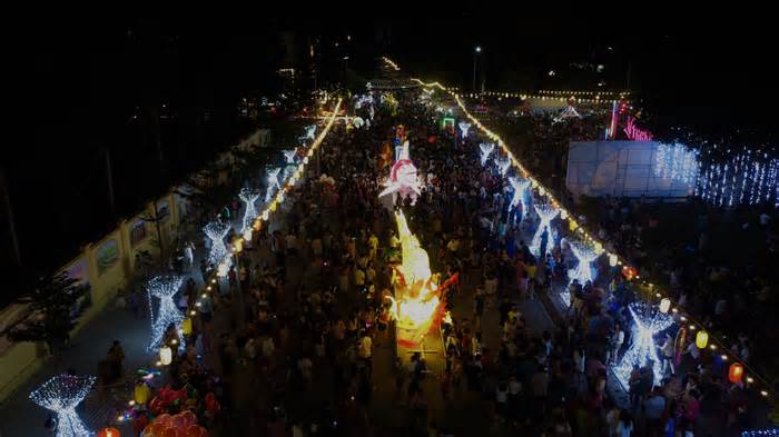Hà Tĩnh: Hàng nghìn người xuống phố rước đèn trung thu khổng lồ