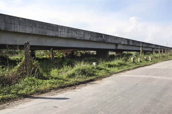 Hàng trăm đoạn hàng rào cao tốc TP.HCM - Trung Lương bị cắt, phá