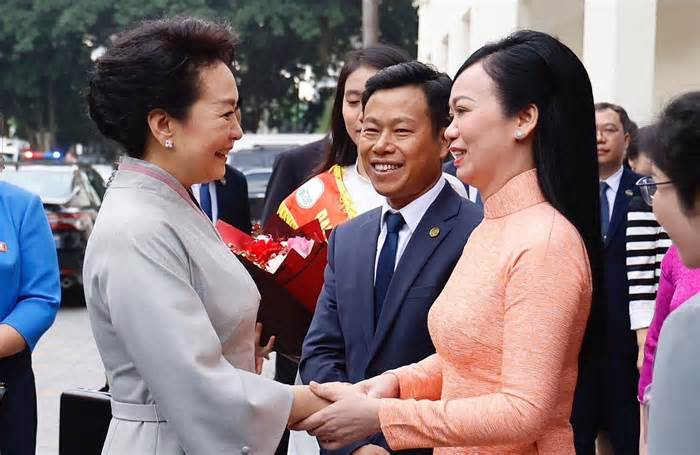 Bà Bành Lệ Viên ấn tượng trước khả năng nói tiếng Trung của sinh viên Việt Nam