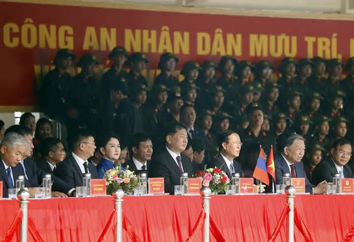 Chủ tịch nước và Tổng thống Mông Cổ xem Cảnh sát cơ động Kỵ binh biểu diễn