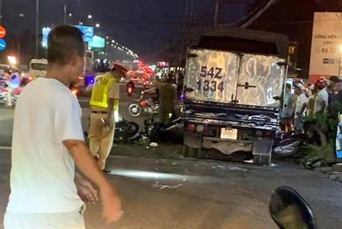 Đồng Nai: Điều tra tài xế xe tải tông loạt xe máy dừng đèn đỏ rồi bỏ trốn