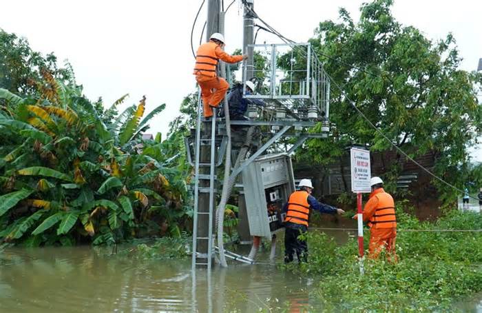 Còn hơn 100.000 khách hàng các tỉnh phía Bắc mất điện, EVN đang nỗ lực khắc phục