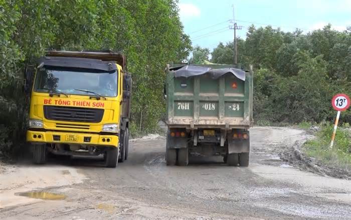 Xe tải băm nát đường dân sinh ở Quảng Ngãi