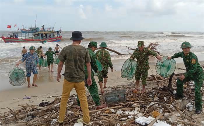 Tàu cá mắc cạn trên vùng biển Quảng Trị, đang triển khai cứu hộ