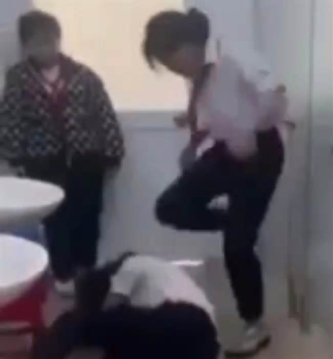 Ba nữ sinh đánh bạn túi bụi trong nhà vệ sinh