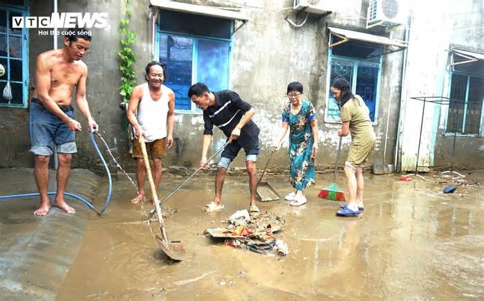 Nước rút, dân Đà Nẵng tất bật bới bùn dọn nhà