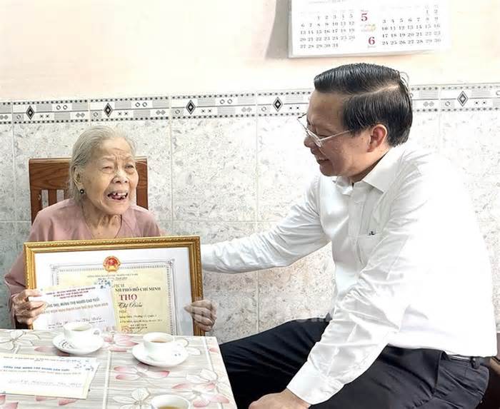 Chủ tịch Phan Văn Mãi thăm, mừng thọ người cao tuổi tiêu biểu tại quận 3